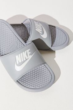 Shop Champs Sports for the best selection of Mens Running Shoes. From casual to performance, grab the best shoes in tons of colorways. Nike Blazer Outfit, Sweatshirts Nike, Shoes Office, Nike Benassi, Discount Nikes