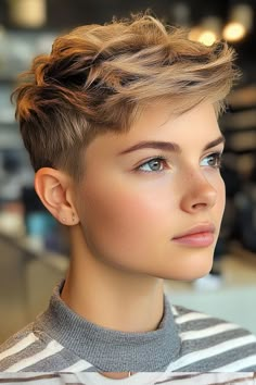 37 Effortless Pixie Haircuts for an Instantly Chic Look Modern Pixie Haircut, Short Haircut For Women, Short Haircuts Ideas, Modern Pixie, Textured Pixie, Brunette Pixie, Pixie Haircut Ideas, Subtle Blonde Highlights, Haircuts Ideas