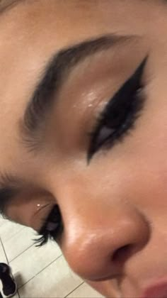 Euphoria Black Makeup, Y2k Eye Makeup Tutorial, Y2k Makeup Ideas, Winged Eyeliner Aesthetic, Big Eyeliner Looks, Eyeliner Makeup Aesthetic, Eye Makeup Y2k, Eyeliner Y2k, Y2k Eyeliner