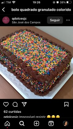 a chocolate cake with sprinkles on it and the caption reads, bolo quadrado granulado colorado colombia