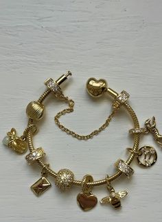 Pandora Gold Bracelet Ideas, Good Pandora Bracelet, Accessories Aesthetic Bracelets, Gold Charm Bracelet Pandora, Good Charm Bracelet, Gold Jewlerie Aesthetic, Gold Pandora Bracelet Charms, Pandora Gold Charms, Jelewry Gold