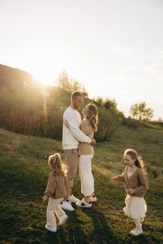 2 Sibling Photo Poses, Family Of Four Photo Poses, Family Of 4 Fall Photos, Family Photos Park, Fall Family Shoot, Family Photography Poses For 4, Family 4 Photoshoot, Family Photos 2 Boys, Golden Hour Family Photos