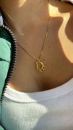 Dior Necklace Outfit, Dior Necklace Aesthetic, Gold Designer Necklace, Cute Gold Jewelry Aesthetic, Dior Jewelry Aesthetic, Dior Necklace Gold, Dior Wishlist, Gold Necklace Classy, Dior Gold Necklace