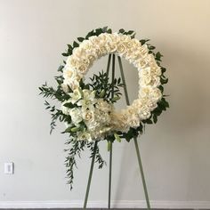 تاج گل ترحیم Remembrance Flowers, Wreath Stand, Fall Decor Wreaths, Flower Decorations Diy, Memorial Flowers, White Wreath, Fresh Flower Delivery