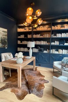 Hygge at Work - Photo of a Dark Blue Office Cozy Office Ideas, Dark Blue Office, How To Hygge, Cozy Lifestyle, Cozy Office, Blue Office, Cozy Place, Office Ideas, Working Area