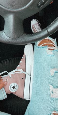 Girly Converse, Converse Sneakers Aesthetic, Beat Up Converse Aesthetic, Converse Shoe Pic Aesthetic, Trendy Pink Converse High-top Sneakers, Foto Cowgirl