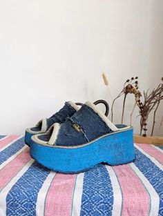 Step into the 90s with these bold Swear platform shoes in size UK 7. Featuring a distressed denim upper and striking blue platform soles, these chunky sandals are a nostalgic nod to iconic Y2K style. Details: Size: UK 7 (EU 40 / US 9 Women) Insole Length: 27.5 cm Platform Height: Approx. 3 inches Material: Denim upper with synthetic platform Condition: Good vintage condition with minor wear A must-have for 90s fashion lovers or collectors, these Swear platforms are a fun and retro statement piece! Shipping: Fast and secure worldwide shipping. Iconic Y2k, Chunky Sandals, Shoes Uk, Y2k Style, Platform Shoes, Denim Blue, 90s Fashion, Fashion Lover, Distressed Denim