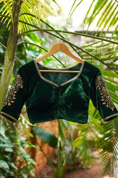 This blouse can be made in any material of your choice like Silk ,art silk,chendari silk etc. This blouse can be customized as per your saree color. Featuring green 9000 velvet hand work wedding blouse in nylon and net base with machine and hand embroidery. This contains only one piece. Size was   M = 32 inches waist   L  =  34 inches waist XL = 36 inches waist  XXl =38 inches waist  3XL=40 inches waist  For sizes 42+ we charge extra $20 for fabric and workmanship. Please use below link to pay $ Green Velvet Blouse For Silk Saree, Bottle Green Blouse, Green Velvet Blouse, Party Blouse, Wedding Blouse, Lehenga Blouse, Indian Blouse, Silk Saree Blouse, Velvet Blouses