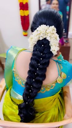 Bridal Mother Hairstyle Indian, Valaikappu Hairstyles, Engagement Bridal Hairstyles, Bride Mom Hairstyle Indian, Tamil Bride Hairstyle, Messy Braid Indian Wedding, Mum Hairstyle, Hair Styles For Brides, Messy Braided Hairstyles