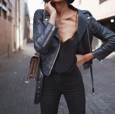 Czarna ramoneska w roli głównej - zainspirujcie się tymi stylizacjami! Jeans Girl, Chiffon Tank Tops, Leather Jacket Outfits, Looks Black, Winter Trends, Teen Vogue