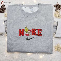 Introducing the Grinch and Cindy Lou x Nike Christmas Embroidered Sweatshirt! Get into the festive spirit with this limited edition collaboration. Crafted with premium quality materials, this sweatshirt features intricate embroidery of Grinch and Cindy Lou, adding a touch of holiday magic to your wardrobe. Stay cozy and stylish this Christmas season. Perfect for gifting or treating yourself! Our Movie Merry Christmas Embroidered Shirt is the perfect way to showcase your love for holiday classics Nike Cartoon, Disney Character Shirts, Nike Inspired, Best Family Gifts, Cindy Lou, Limited Edition Shirt, Cartoon Sweatshirts, Merry Christmas Shirts, Jason Voorhees