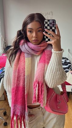 outfit picture, pink scarf, white sweater, all white outfit, pop of color, winter outfit Colorful Winter Outfits, New York Outfits, Winter Fit, Scarf Outfit, Trendy Fall Outfits, Winter Fits, New Energy, Winter Fashion Outfits