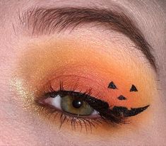 Halloween Eyeliner Pumpkin, Halloween Makeup With Eyeshadow, Halloween Makeup Eyeliner Only, Halloweenmakeup Ideas Simple, Makeup For Pumpkin Costume, Jack O Lantern Eye Makeup, Easy Spooky Makeup Halloween, Halloween Eyeliner For Hooded Eyes