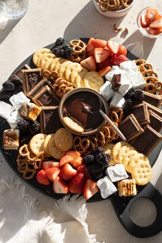 A dessert charcuterie board with a bowl of dipping chocolate in the middle. Romantic Snack Board, Dessert Food Board, Charcuterie Date Night, Charcuterie Board Romantic, Cuttery Board Ideas, Date Night Charcuterie Board For Two, Bring A Board Ideas, Snack Platters For Party, Charcuterie Board Night Ideas