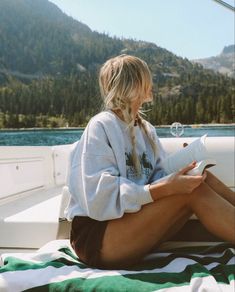 Cabin Outfit, Summer Cabin, Adventure Girl, Live Life To The Fullest, Solo Pics, Life Aesthetic, Granola Girl, Lake Life, Living Life