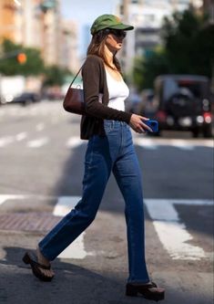 kendall jenner 9/12/2021 dark wash jeans platform flip flops green baseball cap hat Kendall Jenner Casual, Kendall Jenner Outfits Casual, Stile Kendall Jenner, Kendall Jenner Street Style, Look Adidas, Models Off Duty Style, Estilo Indie