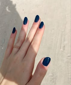 Subtle Blue Nails, Nail Paint Aesthetic, Short Painted Nails Simple, Simple Accent Nail Designs, Painted Nails Aesthetic, Simple Nail Paint, Minimalist Gel Nails, Gel Painted Nails, Blue Nail Paint