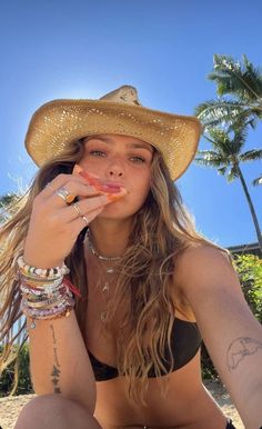 Beach Cowboy Hat, Lexi Hidalgo, Beach Selfie, Hat Aesthetic, Summer Poses, Summer Picture Poses, Beach Inspo, Cowgirl Aesthetic, Summer Pics