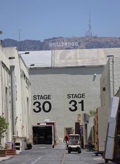 there are two signs on the side of this building that say stage 30 and 31