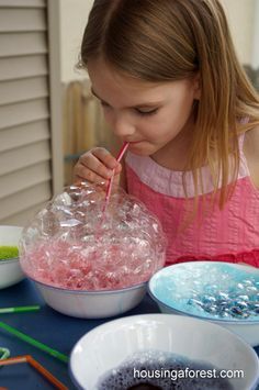 Bubble Painting - A squirt of dish soap, 15 drops of neon food colouring, 1/2 c. of water, straws. Using a straw, students blow until they have a huge pile of bubbles. Gently press paper onto the bubbles, allowing them to pop on the paper. Art Stations, Bubble Paint, Mouse Craft, Vetenskapliga Experiment, Neon Food Coloring, Bubble Recipe, Painting Station, Salt Painting