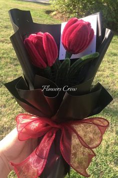 Red tulip bouquet for a outdoor date (best choice for for new, younger couples) Small Tulip Bouquet, Red Tulips Bouquet, How To Pipe Roses, Outdoor Date, Piping Flowers, Handmade Gifts Diy