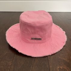 Large Brim Bucket Hat - Adjustable Chin Drawstring - Raw Edges - Silver Jacquemus Logo - Sizing Below Refer To Head Circumference In Centimeter - Similar Item From Previous Collections Correspond To Size 58 100% Cotton Jacquemus Bucket Hat, Jacquemus Logo, Head Circumference, Bucket Hat, Women Accessories, Hats, Silver, Pink, Women Shopping