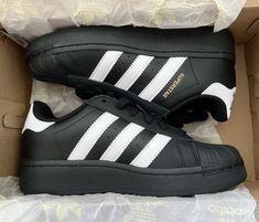 Black Superstars, Adidas Superstar Black, Black Superstar, Adidas Shoe, 2000s Clothing, Y2k Fits, Skater Fit