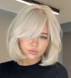 Stylish Haircuts with Curtain Bangs: Transform Your Look Blonde Bob With Bangs, Platinum Blonde Bobs, Blonde Bob Haircut, Short Bobs, Dark Brunette Hair, Chic Hairstyles, Platinum Blonde Hair, Short Blonde Hair