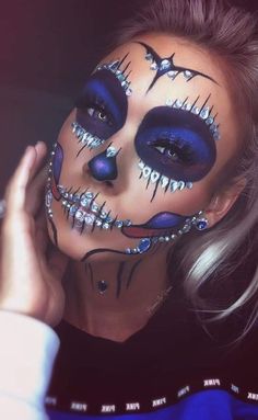 18 Sencillas ideas para un maquillaje de Catrina estilo glam Skeleton Makeup Jewels, Jewel Skeleton Makeup, Jeweled Skeleton Makeup, Beautiful Skull Makeup, Black Light Skeleton Makeup, Glam Sugar Skull Makeup, Blue Sugar Skull Makeup, Skull Makeup With Jewels, Blue Skeleton Makeup