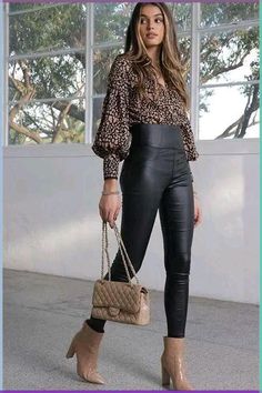 Sophisticated Rock Style, Black Jeans Outfits, Lederhosen Outfit, Stile Casual Chic, Mode Editorials, Black Leather Pants, Komplette Outfits, Basic Tee, Outfits Casuales