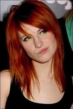 I like the colour and style. Although I would prefer it with a fuller fringe Hayley Wiliams, Haley Williams, Hayley Paramore, Paramore Hayley Williams, Pastel Outfit, Punk Hair, Hayley Williams, Red Hair Color, New Hair Colors