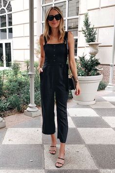 Black Denim Jumpsuit Outfit, Sandles Outfit, Denim Jumpsuit Outfit, Outfit Europe, Black Denim Jumpsuit, Jackson Instagram, Easy Chic, Amy Jackson, Effortless Outfit