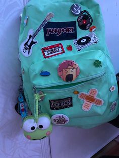 Backpack Decoration Ideas, Decorated Backpack, School Bag Organization, Backpack Ideas, Silly Clothes, School Bag Essentials