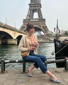 Ambre Deveaux on Instagram: “Bubbles break 🫧 . . . . . #howtobeparisian #lestylealafrancaise #parisian #parisienne #lesparisiennesdumonde #ootd #whatimwearing…” French Girl, Summer 2022, Brooklyn Bridge, Brooklyn, Bubbles, Spring Summer, Ootd, Paris, France