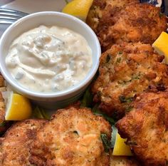 crab cakes with lemon wedges and tartar sauce