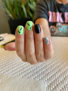 Minimalist October Nails, Halloween Mani Pedi, Short Nail Halloween Ideas, September Pedicure Ideas, Toenail Art Designs Fall, Halloween Nails Toes, Halloween Toenails, Fall Toenails, Halloween Pedicure Ideas