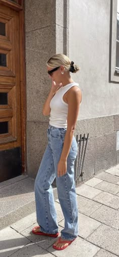 Copenhagen Summer Outfits, Minimal Aesthetic Outfits, Copenhagen Summer Style, Basic Outfits Summer, Casual Outfit Spring, Capsule Wardrobe Casual, Mommy Style, Crop Tank Top, Weekend Style