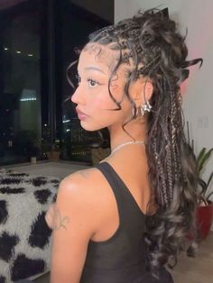 Cute Hairstyle Braid Ideas, Bohemian Curly Hairstyles, Hispanic Hairstyles Braids, Hawaiian Braids, Polynesian Hairstyles, Spiritual Hairstyles, Messy Bun With Braids, Boho Braid Hairstyles, Braid On Curly Hair