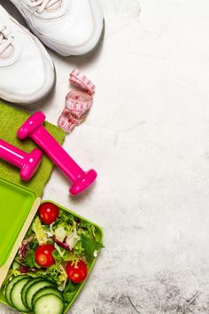 Pink Weights, Fitness Backgrounds, Green Towels, Food Wallpaper, Herbalife Nutrition, Workout Pictures, Healthy Food Choices, Easy Healthy Breakfast, Living A Healthy Life