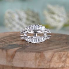 💍 𝐈𝐭𝐞𝐦 𝐃𝐞𝐬𝐜𝐫𝐢𝐩𝐭𝐢𝐨𝐧 💍 14K Gold Baguette Moissanite ring enhancer, Ring Jacket, Vintage Ring enhancers and wraps, Enhancer wedding band, Ring guard enhancer wrap, enhancer Jacket 💍 With Engagement Ring : https://www.etsy.com/GelsonWorld/listing/1304899730 💍 𝐌𝐄𝐓𝐀𝐋 💍 ✶ Solid 925 Sterling Silver / 10K, 14K, 18K, White, Yellow & Rose Gold ✶ Rhodium Plated 💍 𝐒𝐓𝐎𝐍𝐄 💍 ✶ Stone Shape : Round & Baguette Cut ✶ Stone Type : Cubic Zirconia ( CZ ) Or Moissanite (Select From Drop Down Menu) ✶ Carat Weight : 1.10 Ct ✶  CZ Color : D / White ✶  CZ Clarity : VVS1 ✶  Moissanite Color : Colorless ✶  Moissanite Clarity : VVS1   💍 𝐓𝐎𝐓𝐀𝐋 𝐂𝐀𝐑𝐀𝐓 𝐖𝐄𝐈𝐆𝐇𝐓 💍 ✶ Total Carat Weight : 1.10 Tcw 💍 Click on the link to see more enhancer rings: https://www.etsy.com/shop/GelsonWo Ring Guard Wrap Jacket, Princess Cut Ring Enhancer Wraps, Gold Vintage Ring Enhancer, Ring Guards Enhancer Silly Shiny Diamonds, Ring Wraps And Enhancers Yellow Gold, Diamond Ring Wraps Solitaire Enhancer, Ring Guards Enhancer, Rhodium Jewelry, Ring Enhancer