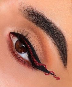 Easy Make Up Ideas For Halloween, Halloween Eyeliner Simple, Subtle Halloween Makeup, Halloween Liner, Devil Makeup Halloween, Halloween Eyeshadow, Bad Angel, Maquillage Halloween Simple, Spooky Makeup