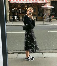 outfit Mode Poses, Rok Outfit, Polka Dot Midi Skirt, Street Style Edgy, Street Style Summer, Style Trends