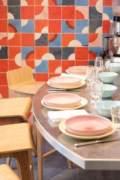 Background of red and blue tiles at @habileofficiel store in Paris Cafe Tiles, Cubby Bed, Restaurant Tiles, Cheap Tiles, Design Tiles, Interior Tiles