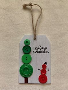 a white tag with three green and red buttons