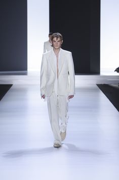 A single-breasted Sicilia jacket in white wool canvas paired with a shirt featuring a silk crepe de chine foulard. The matching trousers have a wide 28-bottom style. Completing the look are sand-coloured moccasin. Dolce Gabbana Store, Silk Crepe, Milan Fashion Week, Single Breasted