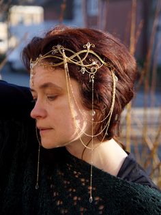 Elegant elven brass tiara.   All the chains are disconnectable. You can hang them in many variants. Perfect for elf wedding, medieval shots or romantic events.  It is easily manipulated to any shape or size of the head.  Really very comfortable. Prince Circlet, Targaryen Women Aesthetic, Medieval Core Aesthetic, Hobbiton Wedding, Medieval Circlet, Medieval Veil, Medieval Headpiece, Fantasy Headpieces, Elf Wedding