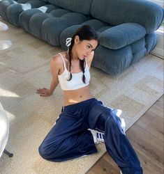 Adidas Track Pants Outfit, Blue Adidas Pants, Navy Pants Outfit, Aeroplane Outfit, Adidas Pants Outfit, Comfortable Airport Outfit, Blue Pants Outfit, Parachute Pants Outfit, Sweatpants Outfit Ideas