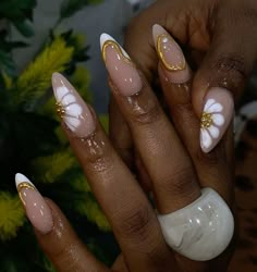 Short Blooming Nails, Short Nails Blooming Gel, Dubai Nails Design, White Blooming Gel Nails, 2024 Acrylic Nails, White And Gold Nails Short, Almond Nails 2024, City Girl Nails, Nail Inspo Charms