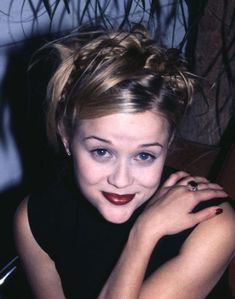 Beauty Looks From the Nineties - Hair and Makeup Trends You Forgot About - Cosmopolitan Estilo Rachel Green, 1990 Style, Beauty Regimen, Puffy Eyes, Reese Witherspoon, Ingrown Hair, Grunge Hair, Beauty Treatments