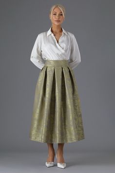 Jacquard skirt with sash included. Skirt has a pockets. Jacquard skirt makes a classical elegant look. This skirt is perfect for any occasion.  Skirt can be made longer or shorter. Skirt length 33.5 inches / 85 cm.  More skirts you can see here:  https://www.etsy.com/shop/DesirCouture?ref=seller-platform-mcnav&section_id=40312230 In order's note you can write your waist measurements and I will make according to your size. Standard Waist sizes: XXS 24.5 (62cm) XS 26 (66cm) S 28.5 (72cm) S/M 30 (7 Volume Dress, Eid Fits, Couture Bridesmaid Dresses, Wedding Skirt, Jacquard Skirt, Gown Skirt, Altered Clothing, Classic Skirts, Formal Skirt